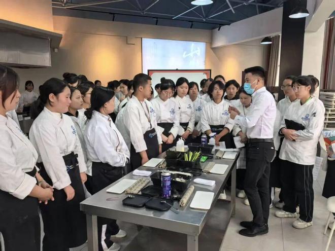 天津市禾之鮮餐飲管理有限公司到訪市職教中心，共探婚慶禮儀服務(wù)產(chǎn)教融合新路徑